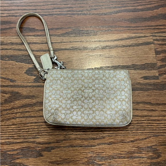 EXCELLENT Coach Wristlet - zipper - Picture 2 of 3